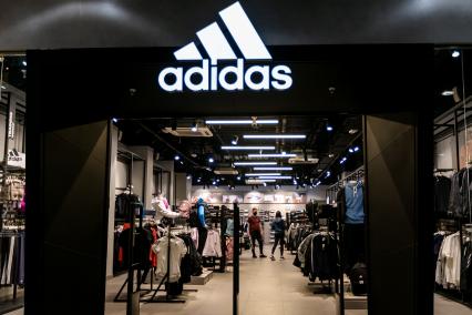 Челябинск. Посетители в магазине Adidas в торговом центре. Магазины Adidas приостанавливают работу на территории России.