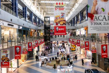 Челябинск. Ресторан сети KFC в торговом центре. Рестораны KFC приостанавливают работу на территории России.