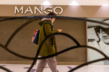 Челябинск. Закрытый магазин одежды Mango в торговом центре. Магазины Mango приостановили продажи в России из-за военной спецоперации РФ на Украине.