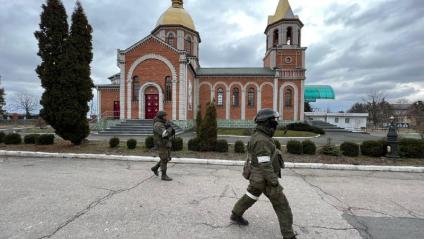 Киевская область. п.Бородянка. Пригород Киева. Военная операции РФ по демилитаризации Украины. Российские военные идут по дороге мимо храма.