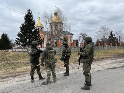 Киевская область. п.Бородянка. Пригород Киева. Военная операции РФ по демилитаризации Украины. Российские военные стоят на дороге напротив храма.