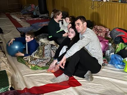 Киевская область. п.Бородянка. Пригород Киева. Военная операции РФ по демилитаризации Украины. Местные жители ночуют в подвале школы.