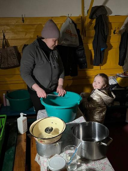 Киевская область. п.Бородянка. Пригород Киева. Военная операции РФ по демилитаризации Украины. Местные жители ночуют в подвале школы.