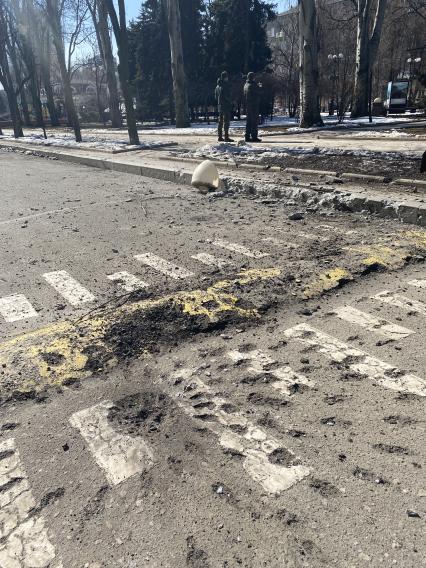 Донецк. Ракетный удар ВСУ убил 20 человек в центре города. Следы от ракеты `Точка У` на асфальте.