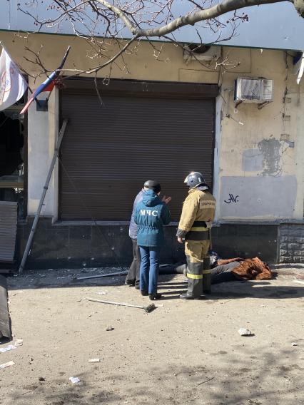 Донецк. Ракетный удар ВСУ убил 20 человек в центре города. 
ПРИ ПУБЛИКАЦИИ ФОТО УБИТЫХ ЛЮДЕЙ НА СНИМКЕ ОБЯЗАТЕЛЬНО ЗАТЕРЕТЬ.