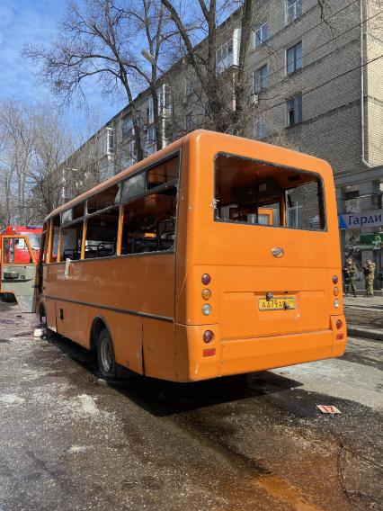 Донецк. Ракетный удар ВСУ убил 20 человек в центре города. Автобус № 17, в котором находились люди.