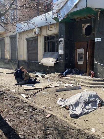 Донецк. Ракетный удар ВСУ убил 20 человек в центре города. Тела убитых людей у входа в Центральный Республиканский банк. ПРИ ПУБЛИКАЦИИ ФОТО УБИТЫХ ЛЮДЕЙ НА СНИМКЕ ОБЯЗАТЕЛЬНО ЗАТЕРЕТЬ.