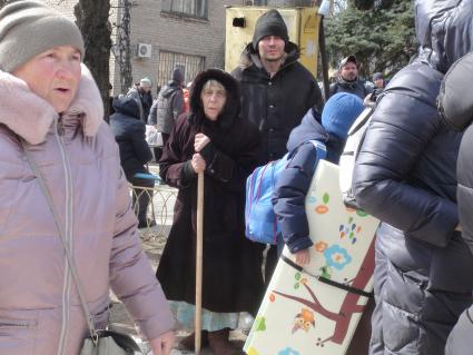 Донецкая область. Пригород Мариуполя. п. Володарское. Люди ждут эвакуацию у здания местной администрации.