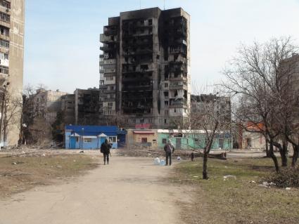 Донецкая область. г.Мариуполь. Освобожденная окраина города. Многоэтажный дом, сгоревший в результате обстрелов.