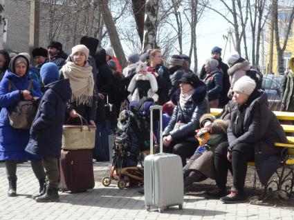 Донецкая область. Пригород Мариуполя. п. Володарское. Люди ждут эвакуацию у здания местной администрации.