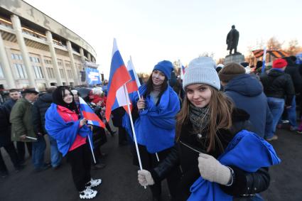 Москва. Участники митинга-концерта в `Лужниках`, посвященного 8-й годовщине воссоединения Крыма с Россией.