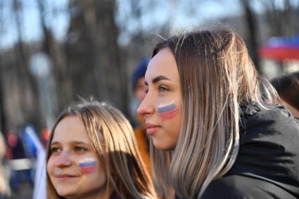 Москва. Участницы митинга-концерта в `Лужниках`, посвященного 8-й годовщине воссоединения Крыма с Россией.