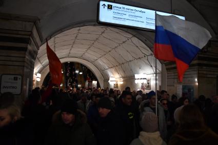 Москва. Люди идут на митинг-концерт в `Лужниках`, посвященный 8-й годовщине воссоединения Крыма с Россией.