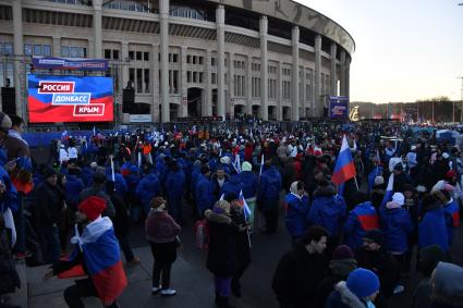 Москва. Участники митинга-концерта в `Лужниках`, посвященного 8-й годовщине воссоединения Крыма с Россией.