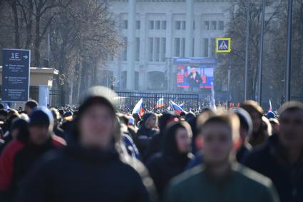 Москва. Участники митинга-концерта в `Лужниках`, посвященного 8-й годовщине воссоединения Крыма с Россией.