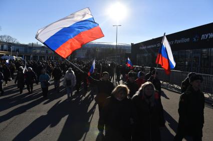 Москва. Участники митинга-концерта в `Лужниках`, посвященного 8-й годовщине воссоединения Крыма с Россией.