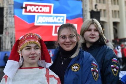 Москва. Участницы митинга-концерта в `Лужниках`, посвященного 8-й годовщине воссоединения Крыма с Россией.