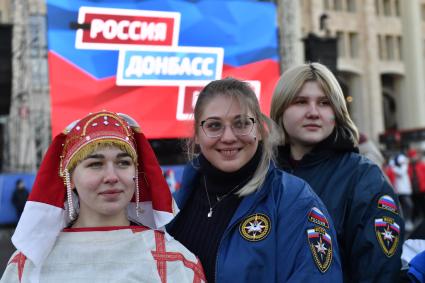 Москва. Участницы митинга-концерта в `Лужниках`, посвященного 8-й годовщине воссоединения Крыма с Россией.