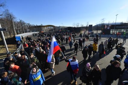 Москва. Участники митинга-концерта в `Лужниках`, посвященного 8-й годовщине воссоединения Крыма с Россией.