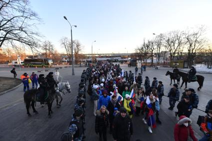 Москва. Участники митинга-концерта в `Лужниках`, посвященного 8-й годовщине воссоединения Крыма с Россией.