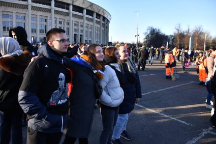 Москва. Участники митинга-концерта в `Лужниках`, посвященного 8-й годовщине воссоединения Крыма с Россией.