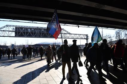 Москва. Участники митинга-концерта в `Лужниках`, посвященного 8-й годовщине воссоединения Крыма с Россией.