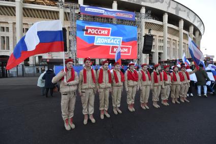 Москва. Участники митинга-концерта в `Лужниках`, посвященного 8-й годовщине воссоединения Крыма с Россией.