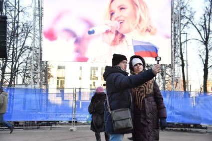 Москва. Участники митинга-концерта в `Лужниках`, посвященного 8-й годовщине воссоединения Крыма с Россией.