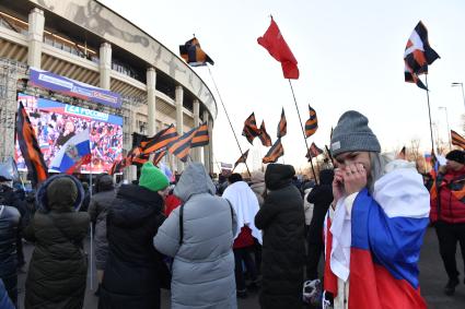 Москва. Участники митинга-концерта в `Лужниках`, посвященного 8-й годовщине воссоединения Крыма с Россией.