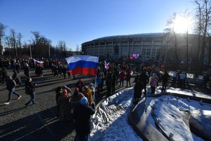 Москва. Участники митинга-концерта в `Лужниках`, посвященного 8-й годовщине воссоединения Крыма с Россией.