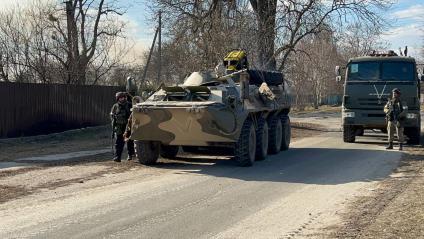 Киевская область. с. Качалы. Военная операции РФ по демилитаризации Украины. Бойцы СОБРа проверяют село на предмет укрывающихся бойцов ВСУ, националистов и добровольцев из тербатов.