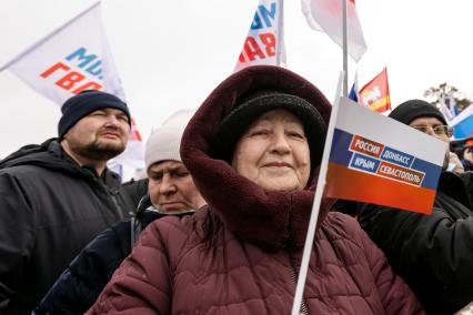 Челябинск. Горожане во время митинг-концерта `Крымская весна`, посвященного восьмой годовщине воссоединения Крыма с Россией, в парке Гагарина.