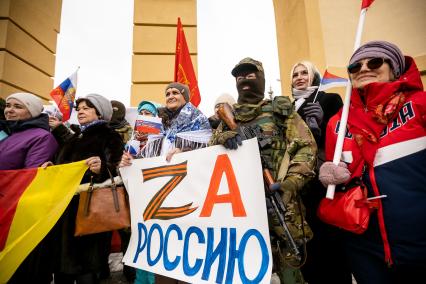 Челябинск. Горожане во время митинг-концерта `Крымская весна`, посвященного восьмой годовщине воссоединения Крыма с Россией, в парке Гагарина.