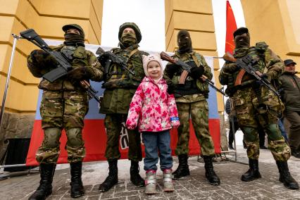 Челябинск. Горожане во время митинг-концерта `Крымская весна`, посвященного восьмой годовщине воссоединения Крыма с Россией, в парке Гагарина.