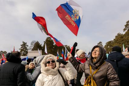 Челябинск. Горожане во время митинг-концерта `Крымская весна`, посвященного восьмой годовщине воссоединения Крыма с Россией, в парке Гагарина.