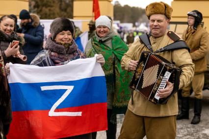 Челябинск. Горожане во время митинг-концерта `Крымская весна`, посвященного восьмой годовщине воссоединения Крыма с Россией, в парке Гагарина.