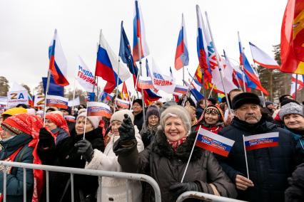 Челябинск. Горожане во время митинг-концерта `Крымская весна`, посвященного восьмой годовщине воссоединения Крыма с Россией, в парке Гагарина.