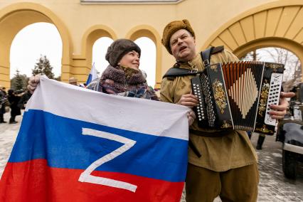 Челябинск. Горожане во время митинг-концерта `Крымская весна`, посвященного восьмой годовщине воссоединения Крыма с Россией, в парке Гагарина.