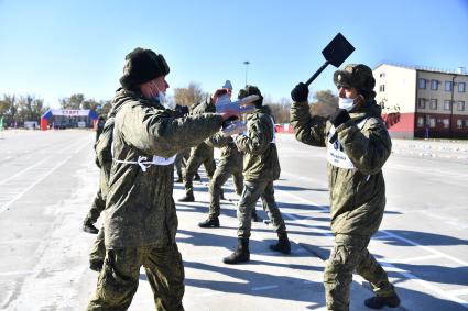 г.Ростов на Дону. Военнослужащие 103-го мотострелкового полка во время тренировки.