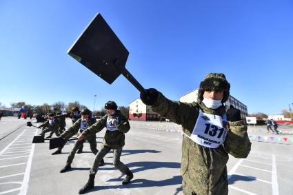 г.Ростов на Дону. Военнослужащие 103-го мотострелкового полка во время тренировки.