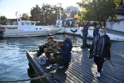 Севастополь. Рыбаки на причале.