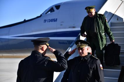 Севастополь. Представители Общественного совета при Минобороны РФ посетили Южный военный округ. Летчики спускаются с трапа самолета Ту-134 УБЛ.