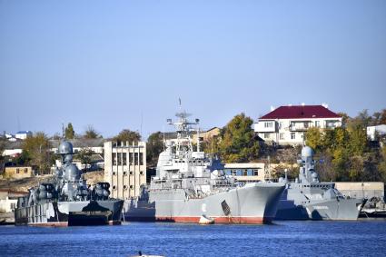 Севастополь. (слева направо) Ракетный корабль на воздушной подушке `Самум`, большой десантный корабль (БДК) `Константин Ольшанский` и малый ракетный корабль `Грайворон` у причала.