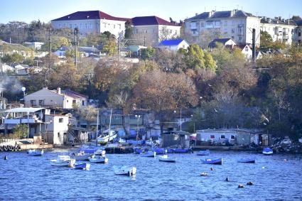 Севастополь. Лодки и катера у причала.