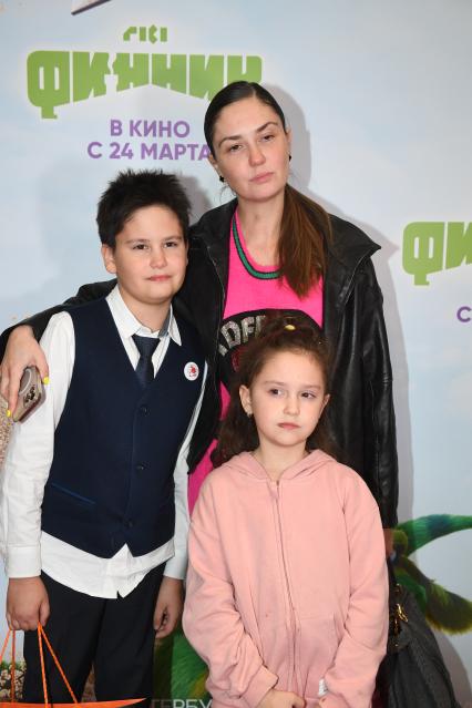 Москва. Актриса Агата Муцениеце с детьми Мией и Тимофеем Прилучными на премьере мультфильма `Финник` в кинотеатре `Каро 11 Октябрь`.