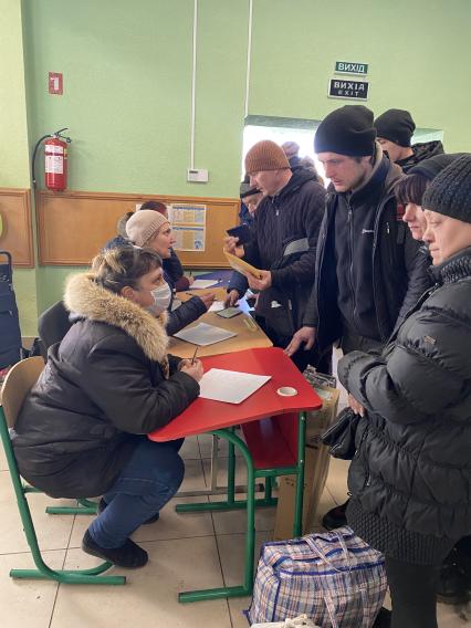 Донецкая область. Пригород Мариуполя. п. Володарское. Местные жители в центре размещения беженцев.