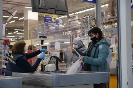 Самара. Женщина изучает чек в продуктовом магазине.