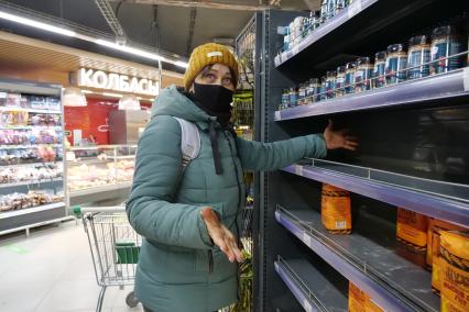 Самара. Женщина у пустой полки в продуктовом магазине.