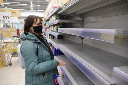 Самара. Женщина у пустой полки в продуктовом магазине.