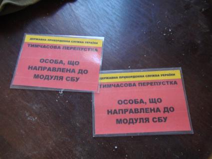 Украина. Донецкая область. Разбитый КПП Гнутово-Пищевик. Временные пропуска для задержанных лиц.